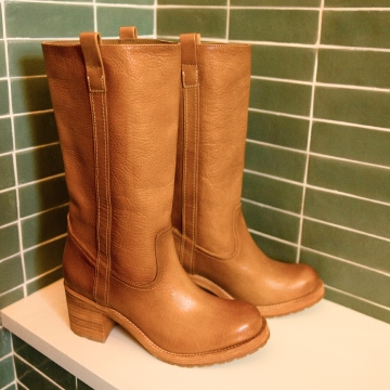 scout boot with green tiles 